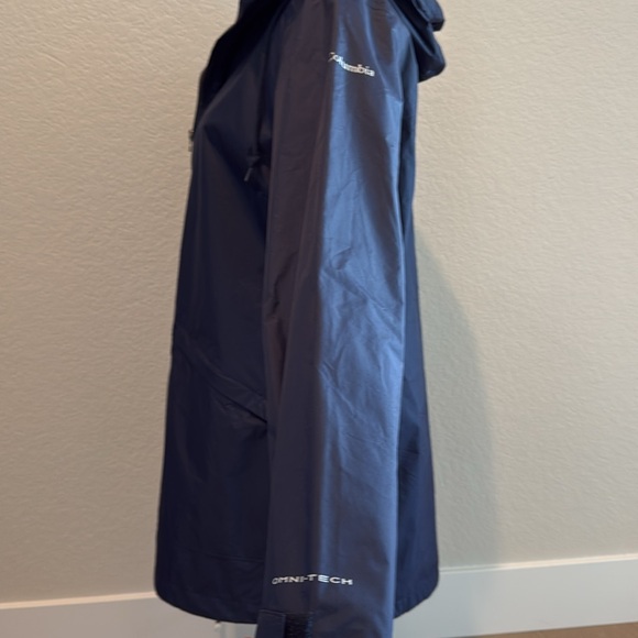 Brand new never worn Columbia navy light weight raincoat. Size large. - Picture 2 of 9